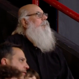 Η Μεγάλη Εβδομάδα συνεχίστηκε... στο ΣΕΦ: Παπάς άφησε την εκκλησία για να δει το ματς του Ολυμπιακού