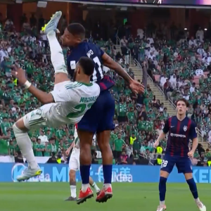 Σοκ με πρώην παίκτη του ΠΑΟΚ: Δέχθηκε κλωτσιά στο κεφάλι κι έπεσε αναίσθητος μέσα στο γήπεδο (video)