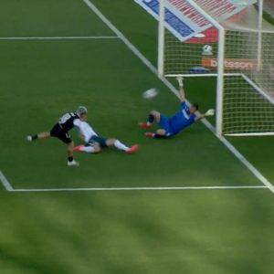 Ο Λοντίγκιν πραγματοποίησε απίθανη τριπλή απόκρουση (video)