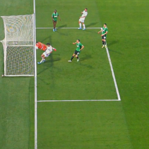 Ο Τουράτι έβγαλε τη μπάλα... μέσα από το τέρμα σε μία από τις αποκρούσεις της χρονιάς (video)