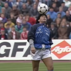 «Live is life»: 37 χρόνια από το αλησμόνητο «ζέσταμα» του Ντιέγκο Μαραντόνα (video)