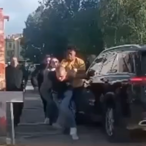 Ποδοσφαιριστής στην Ιταλία έριξε μπουνιές σε οπαδό μετά από παιχνίδι της Μίλαν (video)