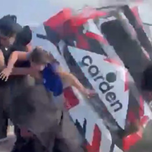 Σοκαριστικές εικόνες: Οδηγός ράλι έχασε τον έλεγχο, το πλήθος ούρλιαζε - Ένας νεκρός (video)