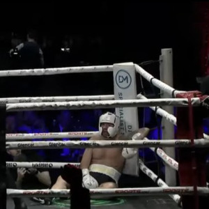 Τι το 'θελε το μποξ; Αστέρι της Premier League μπήκε στο ρινγκ και «έφαγε» αλύπητο ξύλο (video)