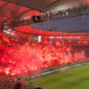 Οι οπαδοί της Στουτγάρδη έβαλαν... φωτιά στο γήπεδο και δημιούργησαν απίθανη ατμόσφαιρα (video)