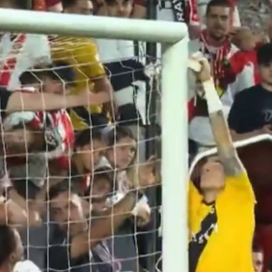 Μήπως είναι όντως «κοτέτσι»; Ο τερματοφύλακας της Ράγιο έδεσε με ταινία τα δίχτυα στο τέρμα του (video)