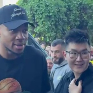 Αποθέωση για Γιάννη και Σιαο που έφτασαν μαζί - Το βίντεο του Athletiko