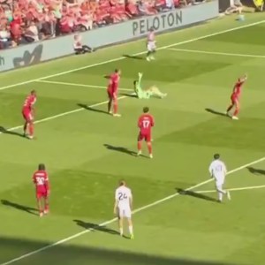 Ο γκολκίπερ της Λίβερπουλ τραυματίστηκε, η Πάλας συνέχισε το παιχνίδι και σκόραρε σε άδεια εστία (video)