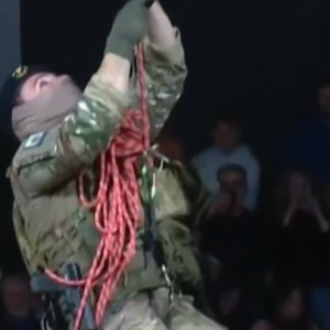 Καταδρομική... επίθεση σε γήπεδο της Γαλλίας - Κομάντο κατέβηκε από την οροφή πριν το τζάμπολ (video)