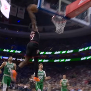 Με clutch ΛεΜπρόν και... ιπτάμενο Έτζκομπ το Top 10 του ΝΒΑ (video)