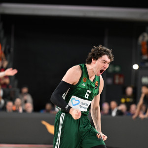 Εξωφρενικό τρίποντο του Όσμαν με ταμπλό έστειλε το Βαλένθια - Παναθηναϊκός στην παράταση (video)