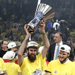 Ο θρυλικός Τζίζι Ντατόμε στην Ulker Sports Arena για το Φενέρ - Ζάλγκιρις (video)