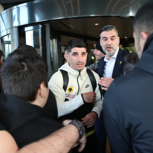 «Νάτοι νάτοι οι πρωταθλητές» - Οπαδοί της ΑΕΚ αποθέωσαν την αποστολή στο ξενοδοχείο