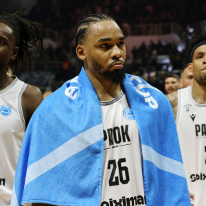 Απρόοπτο με Μουρ στο πρώτο λεπτό του τελικού για τον ΠΑΟΚ