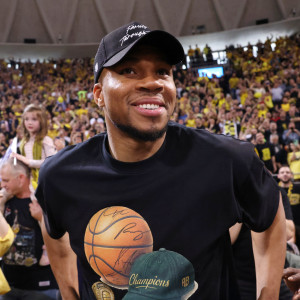 Στο ΣΕΦ ο Γιάννης Αντετοκούνμπο για το Game 2 μαζί με τον Τζόκοβιτς