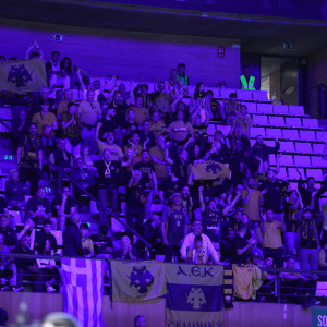 Ο κόσμος της ΑΕΚ «ζεσταίνεται» στο Pabellon Olimpic της Μπανταλόνα