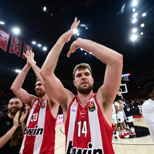 Βεζένκοφ: «Τα βραβεία ξεχνιούνται, μένουν πίσω. Τώρα πάμε για τα σημαντικά...»