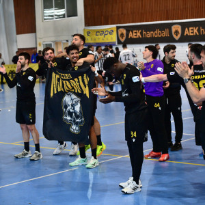 Ομάδα και κόσμος έγιναν «ένα»: Οι πανηγυρισμοί της ΑΕΚ μετά τη πρόκριση (video)