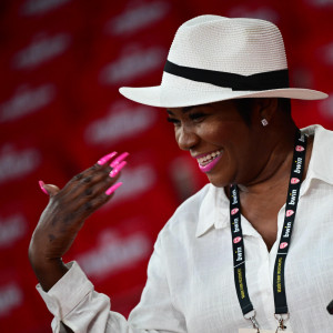 Σούπερ σταρ η μαμά Τζόουνς - Η τρομερή εμφάνισή της στο ΣΕΦ