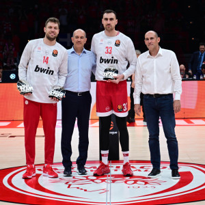 Αποθέωση και βράβευση στο ΣΕΦ για τον MVP Βεζένκοφ και τον Μιλουτίνοφ