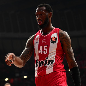 Τρομακτικός Ντόντα Χολ: «Σκέπασε» το καλάθι με τρεις τάπες σε πέντε λεπτά (video)