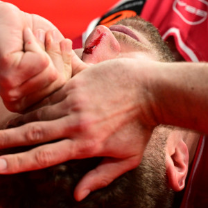 Αιμόφυρτος στα αποδυτήρια ο Βεζένκοφ μετά από χτύπημα του Ντιαλό