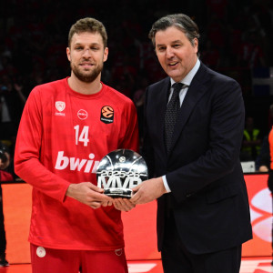 Ο Μποντίρογκα βράβευσε στο ΣΕΦ τον MVP της Euroleague Σάσα Βεζένκοφ