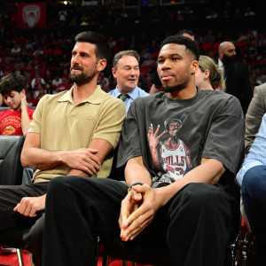 «Λάμψη» στο ΣΕΦ: Αντετοκούνμπο και Τζόκοβιτς παρακολουθούν μαζί το ματς του Ολυμπιακού (photos)