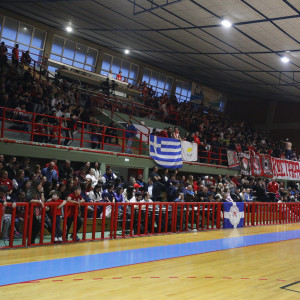 Καταγγελίες της ΑΕΚ για την έδρα του Ολυμπιακού: «Μπουκάλια, αντεθνικά συνθήματα και ρατσιστικά επιφωνήματα»