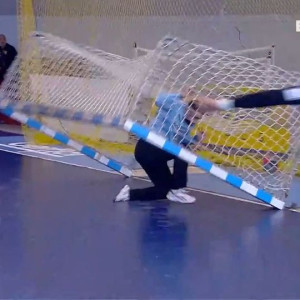 Απίστευτο σκηνικό: Το τέρμα έπεσε πάνω στον τερματοφύλακα του ΠΑΟΚ (video)