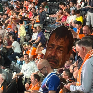 Πλακάτ φίλου της Βαλένθια με... κλαμμένο Αταμάν