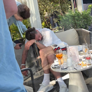 «Βγήκε για ένα ποτό και να τα αποτελέσματα»: Ο σταρ της Premier League που τον πήρε ο ύπνος σε μπαρ απόγευμα