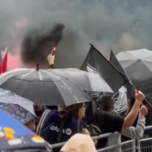 Τραγούδια στη βροχή από τους φίλους της Μπιλμπάο πριν τον τελικό με τον ΠΑΟΚ