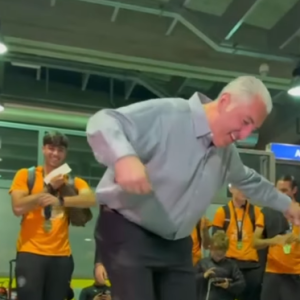 Νύχτα ξελογιάστρα - Το ζεϊμπέκικο του Μπούση στο αεροδρόμιο (video)