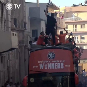 Εκστασιασμένος ο Μπούσης με την κούπα στην παρέλαση του ΟΦΗ (video)