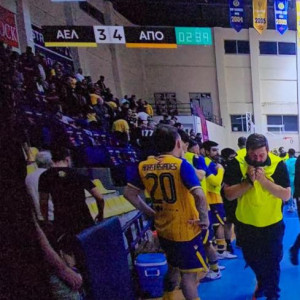 Χάος στην Κύπρο και επεισόδια σε αγώνα futsal στην Κύπρο - Δακρυγόνα, βροχή αντικειμένων και πετροβολισμοί