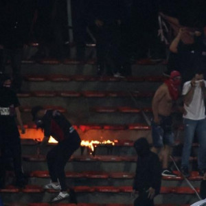 Πανικός σε ματς Libertadores στην Κολομβία - Ντου των οπαδών και διακοπή, προέβη σε χειρονομίες ο πρόεδρος