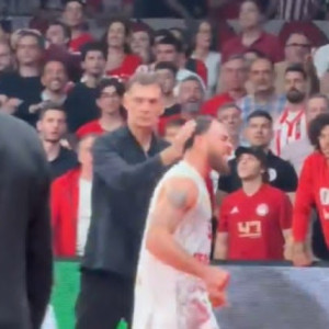 Η χειρονομία… συμπαράστασης του Μπαρτζώκα στον Τζέιμς λίγα δευτερόλεπτα μετά την αποβολή του (video)