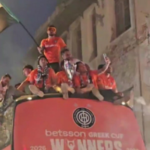 Σημαιοφόρος στην παρέλαση του ΟΦΗ ο Φούντας με γυαλιά του σκι! - Το video του Athletiko