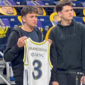 Ο ιδιαίτερος τρόπος που οπαδός ζητάει από τον Φρανσίσκο να πάει στην ομάδα του (video)