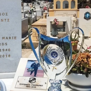 Ανατριχίλα: Ο ΟΦΗ πήγε το τρόπαιο του Κυπέλλου στον τάφο του Ευγένιου Γκέραρντ