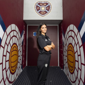 Μια Ισπανίδα οδηγεί την ομάδα της στον πιο… αναπάντεχο τίτλο του ευρωπαϊκού ποδοσφαίρου