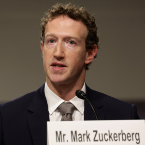 Ζούκερμπεργκ εναντίον Κουκ: Δύο «κολοσσοί» της Big Tech ετοιμάζονται να αγοράσουν τους πρωταθλητές του NFL