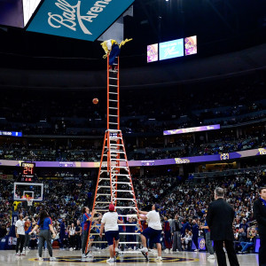 Η μάσκοτ των Νάγκετς έβγαλε το καλάθι της χρονιάς ισορροπώντας σε δύο σκάλες (video)