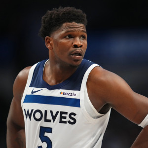 «Χοντρό» πρόβλημα για τους Τίμπεργουλβς με Έντουαρντς: Υπερέκταση στο γόνατο και απουσία αρκετών εβδομάδων