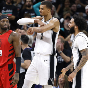 Προκρίθηκαν οι Σπερς, μείωσαν οι Σίξερς