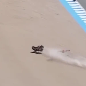 Τρομακτικό ατύχημα για τον Μαρκ Μάρκεθ - Κόπηκε στα δύο η Ducati του (video)