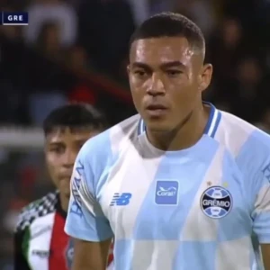 Πόσο πιο... άτυχος - Ο Κάρλος Βινίσιους έχασε πέναλτι τρεις συνεχόμενες φορές! (video)