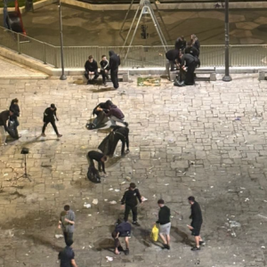 Οι οπαδοί του ΠΑΟΚ καθάρισαν την πλατεία Ναυαρίνου μετά την ήττα στον τελικό του Europe Cup απ' την Μπιλμπάο