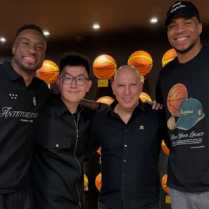 Η αναμνηστική φωτογραφία των Σιάο, Γκάλη και Αντετοκούμπο